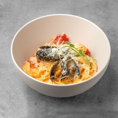 Спагетти с морепродуктами в Большая рыба по цене 950 ₽
