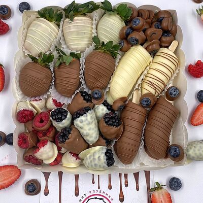 Набор Fruitilli в Мир клубники в шоколаде по цене 6900 ₽