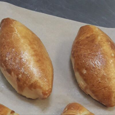 Пирожок с мясом в Трактир Ёрш по цене 100 ₽