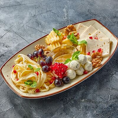 Ассорти кавказских сыров в Менуа по цене 910 ₽