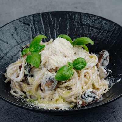 Спагетти с шампиньонами и сливочно-грибном соусев В угли по цене 580 ₽