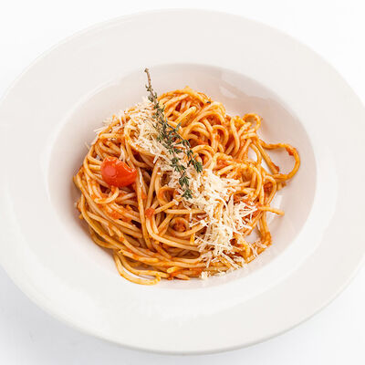 Спагетти в томатном соусе в Udcкафе Upside Down Cake по цене 490 ₽