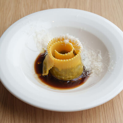 Равиол с щекой и пармезаном в Salt по цене 690 ₽