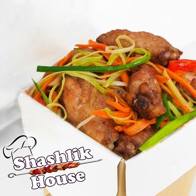 Вок из куриных крылышек по-пекински в Shashlik House по цене 405 ₽