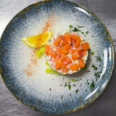 Салат с лососем в Эшторил Кафе по цене 690 ₽