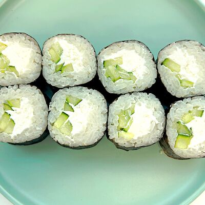 Ролл с огурцом и сливочным сыром в Ostrov по цене 347 ₽