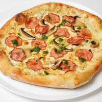 С ветчиной и грибами в Монста pizza