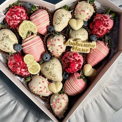 Клубника в шоколаде коробочка Сердце 16 ягодв Bloom House по цене 3500 ₽