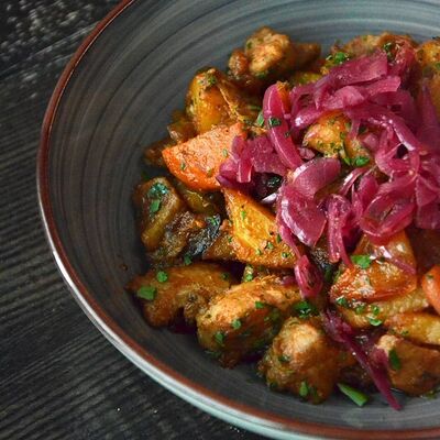 Жаркое со свининой с картофелем и овощами в Гости, бистро по цене 350 ₽