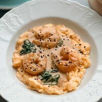 Скрембл с креветками, шпинатом и соусом сливочный унаги в Blanche
