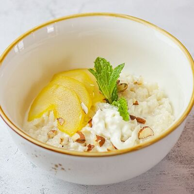 Рисовая каша на кокосовом молоке со страчателлой фундуком и пряной грушей в MON PARIS по цене 470 ₽