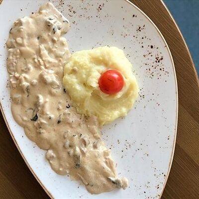Куриная грудка в сливочном соусе в Итальянский дворик по цене 660 ₽
