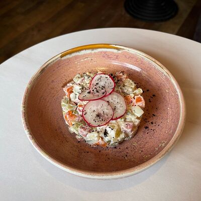 Оливье с копченой колбасой в Блеск по цене 265