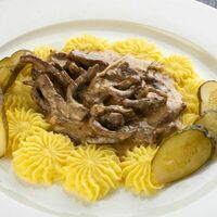 Бефстроганов с картофельным пюре в Дача