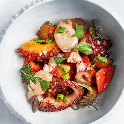 Мини-кальмары и осьминог с молодым картофелем, оливками каламата, узбекскими томатами и маринованными перцами в соусе панцанелла в Sadko по цене 1018 ₽