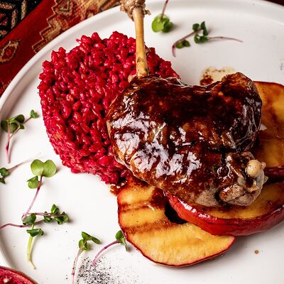 Утка конфи со свекольной полбой и медовыми яблоками в Карас по цене 1120 ₽