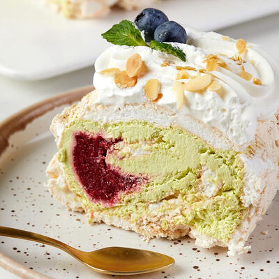 Рулет меренговый с фисташкой и малиной в Поль Бейкери по цене 700 ₽