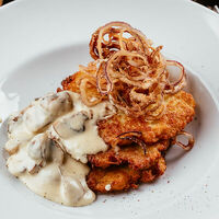 Драники с соусом бешамель и грибами в Ночь, улица, фонарь