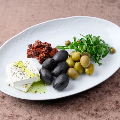 Ассорти оливок с сыром фета и вялеными томатами в Chento по цене 810 ₽