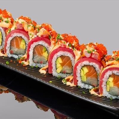 Ролл никкей из тунца еллоуфин, лосося, сибаса в остром соусе в Bluefin по цене 3700 ₽