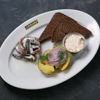 Филе пряной кильки с отварным картофелемв Сварня