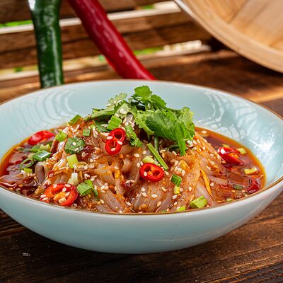 Крахмальная лапша под острым соусом в J.Z. Peking Duck по цене 990 ₽
