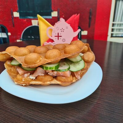 Гонконгская вафля с лососем, творожным сыром и огурцами в Lekker по цене 290 ₽