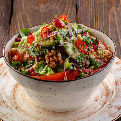 Салат Гамарджоба с грецким орехом в У Ханумы по цене 400 ₽