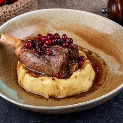 Голень ягнёнка с кремом из картофеля и мочёной брусникой в Гусь по цене 2080 ₽