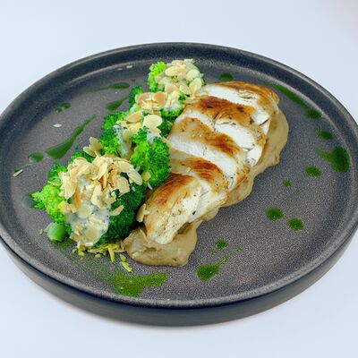 Куриная грудка с паштетом и брокколи в Мушу по цене 525