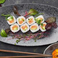 Маки с лососем и авокадо в МорЯки Sushi Seafood