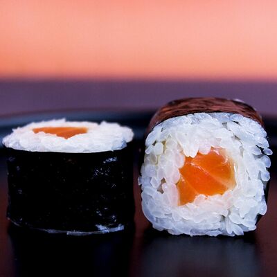 Сяке-маки в SushiShark по цене 310 ₽