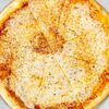 Пицца Сырная в Lounge Trattoria Pizza Bar по цене 940