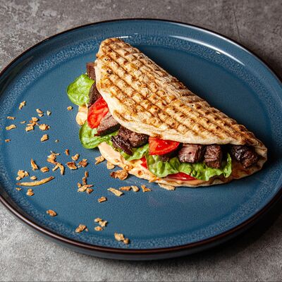 Грек-бургер с говяжьей вырезкой в ГироГирос по цене 690 ₽