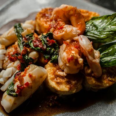 Жареный тофу с морепродуктами в Tsingtao по цене 950 ₽