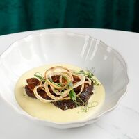 Говяжьи щечки с картофельной эспумойв Cafe Imperial