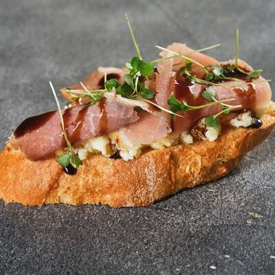 Брускетта с вяленой свининой и грушейв Brighton Beach по цене 250 ₽