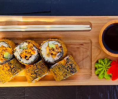 Теплый ролл с жареным лососем в Pho Hoi An по цене 539 ₽