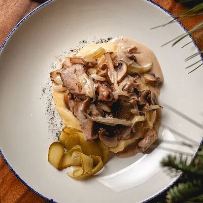 Бефстроганов с пюре и солёным огурцом в Rakushka по цене 1080 ₽