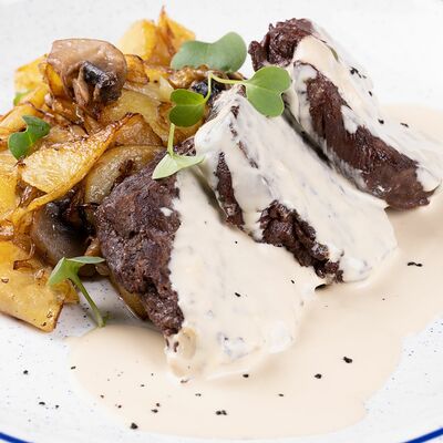 Медальоны из говядины с картофелем и грибами в На речке по цене 1550 ₽