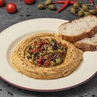 Хумус с печеными овощами в Кафе Biscuit