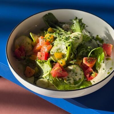 Салат со слабосоленым лососем, авокадо, манго и цитрусовым соусомв Camon Cafe по цене 930 ₽