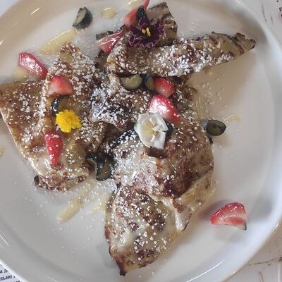 Блины со сгущенкой и свежими ягодами в Мятный Трюфель по цене 300 ₽