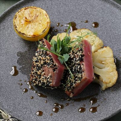 Стейк из тунца с цветной капустойв Rich Lounge по цене 1100 ₽