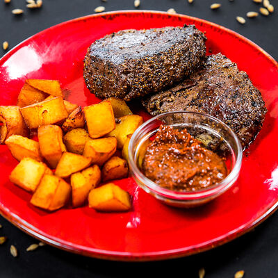 Медальоны из фермерской говядины в Rast Pub по цене 1590 ₽