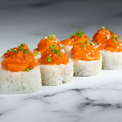 Ролл лосось в Pizza & Roll по цене 630 ₽