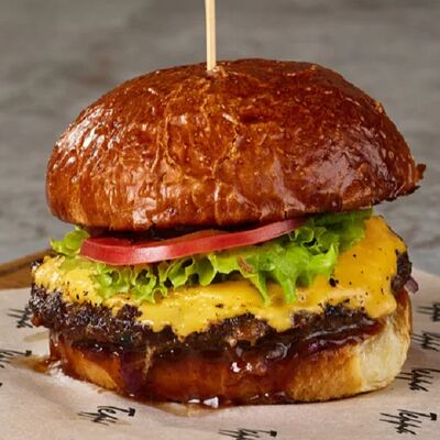 Большой бифбургер с беконом, маринованными огурцами и фирменным соусом барбекю в Terra по цене 30 р.