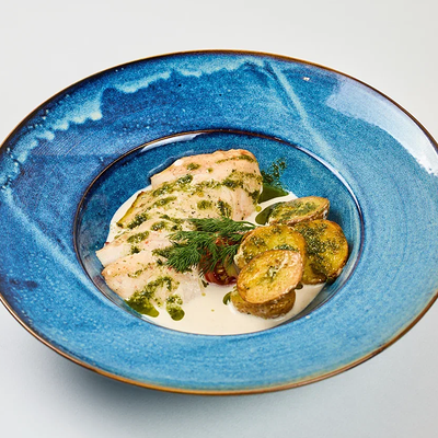 Куриная грудка с молодым картофелем и соусом блю чиз в Василек по цене 670 ₽
