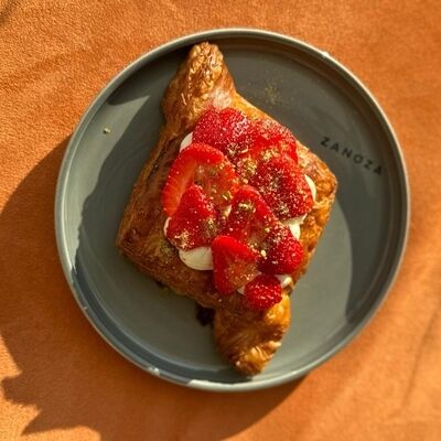 Лодочка с маскарпоне и сезонной ягодой в Zanoza Kруассантерия по цене 620 ₽