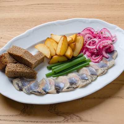 Селёдка с луком и молодым картофелем в Разжигатели по цене 490 ₽